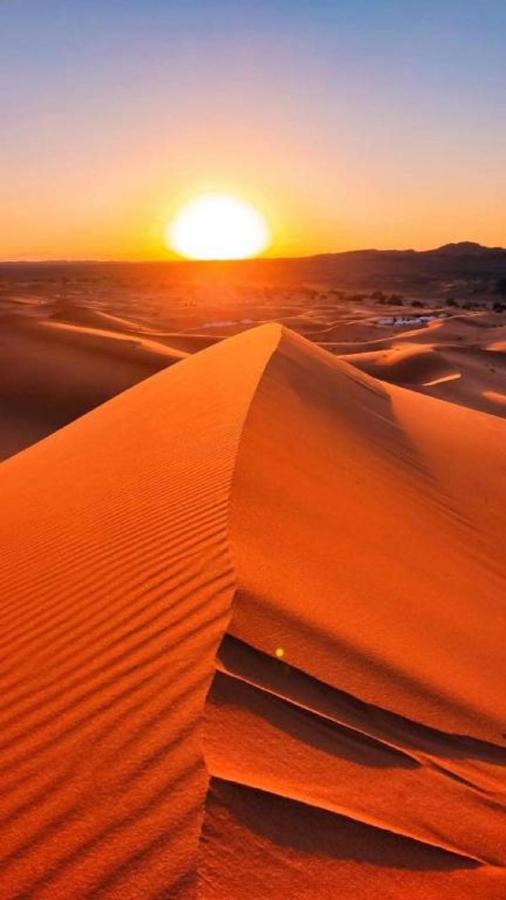 L'Homme Du Desert A Merzuga Kültér fotó