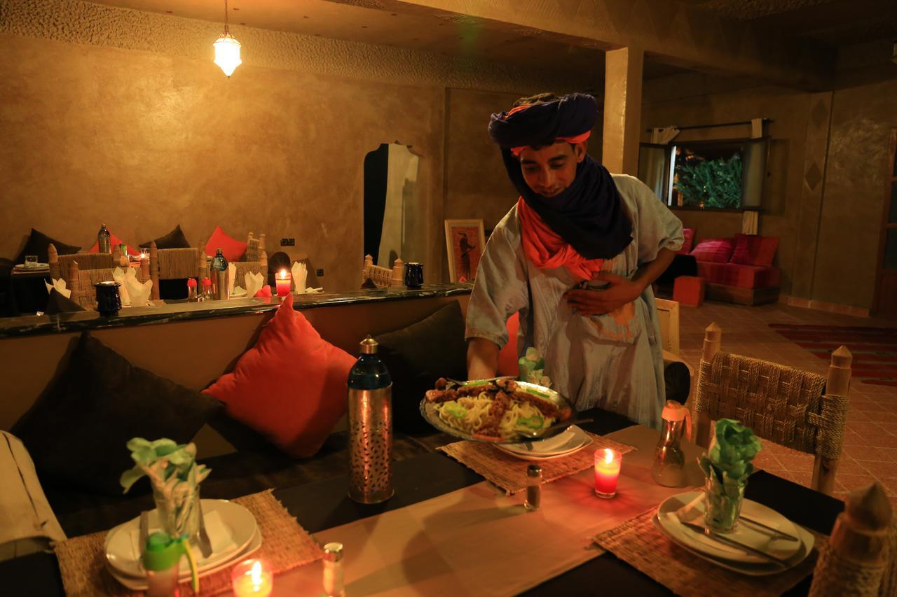 L'Homme Du Desert A Merzuga Kültér fotó